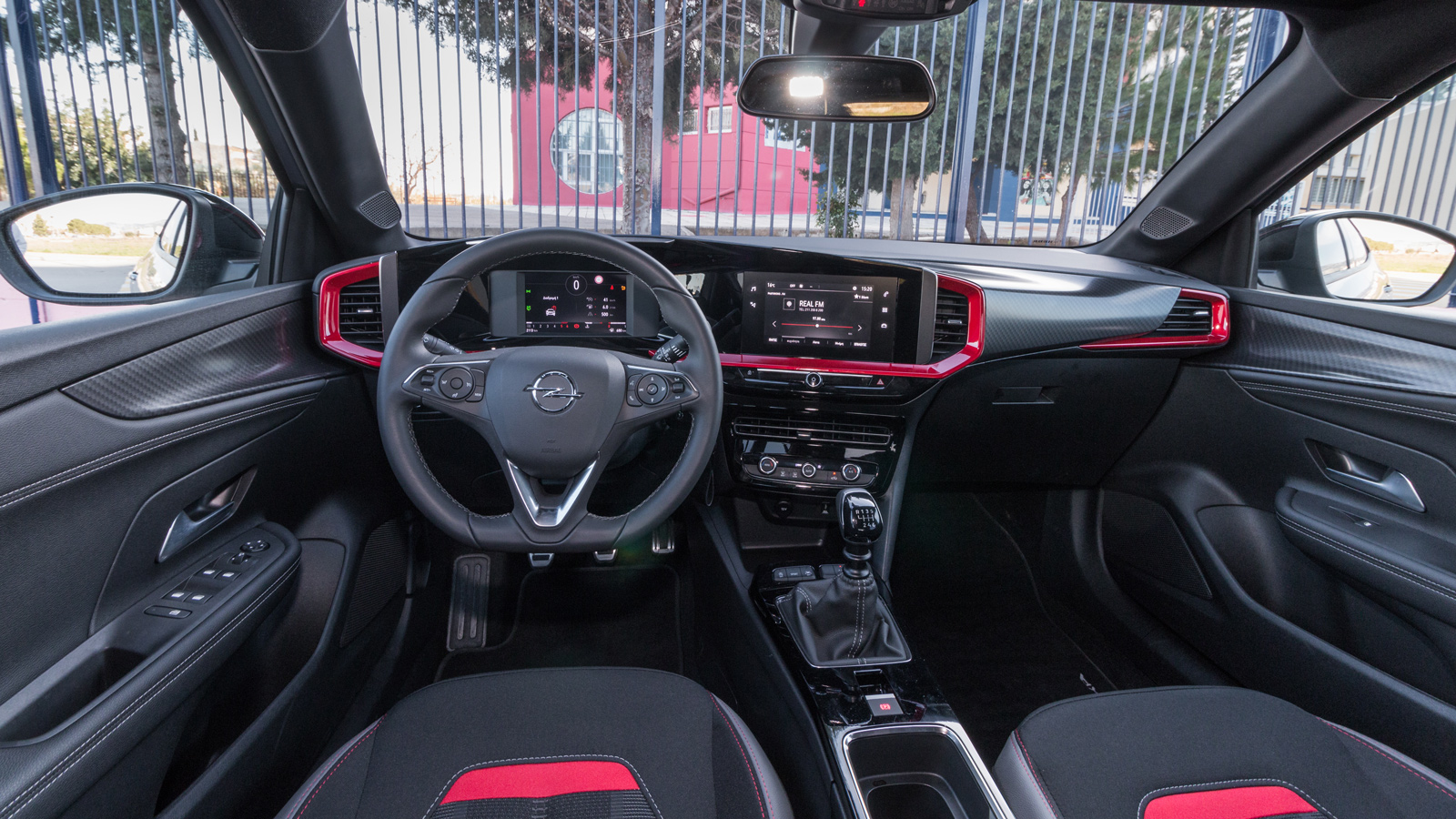 Αλουμινένια πεντάλ και  κόκκινες λεπτομέρειες δημιουργούν ένα σπορ περιβάλλον, ενώ ο εξοπλισμός είναι ιδιαίτερα πλούσιος , χάρη στο Pure Panel με τις 